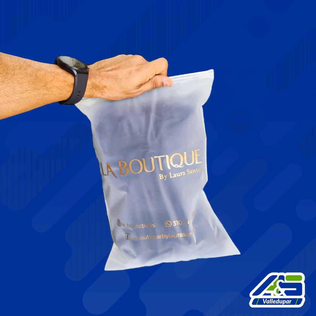Bolsa de vinilo esmerilado con prenda adentro y logo dorado