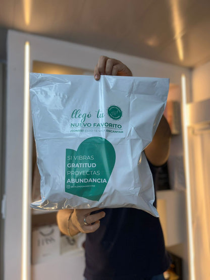 Bolsa de seguridad blanca con monograma de tienda de ropa