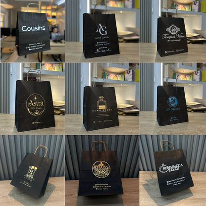 Bolsas kraft con manigueta estampadas con logos de clientes, varios colores