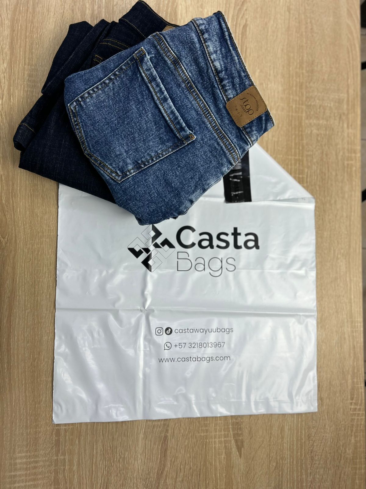 Bolsa de seguridad blanca con sello verde, sostenida en mano