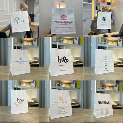 Bolsas kraft con manigueta estampadas con logos de clientes, varios colores