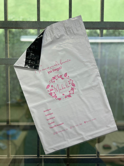 Bolsa de seguridad blanca con cuaderno y papelería adentro