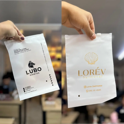 Bolsa de vinilo esmerilado con cierre y logo de ropa deportiva