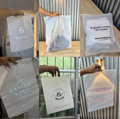 Bolsa de vinilo esmerilado con logo azul de ropa de playa