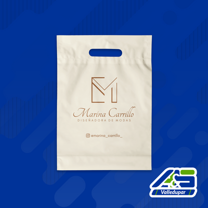 Bolsa plástica boutique beige con logo dorado, montaje de catálogo